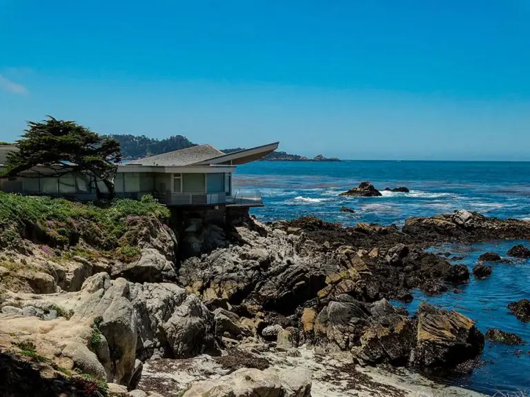 Who Lives on Pebble Beach Golf Course?