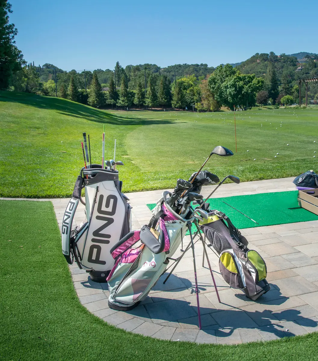 What are the benefits of renting clubs compared to buying them?