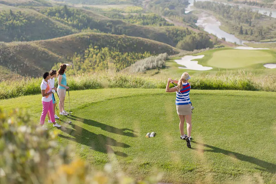 What are some of the risks of playing golf while pregnant